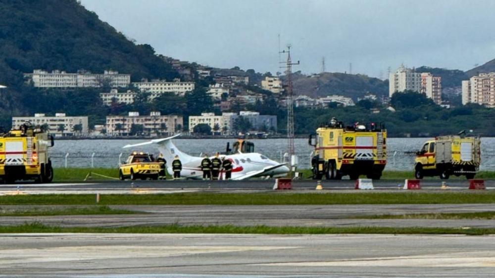 Avião sai da pista no aeroporto Santos Dumont no Rio 
