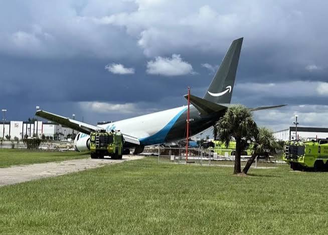 Avião de carga da Amazon sai da pista em Miami e deixa cinco mortos