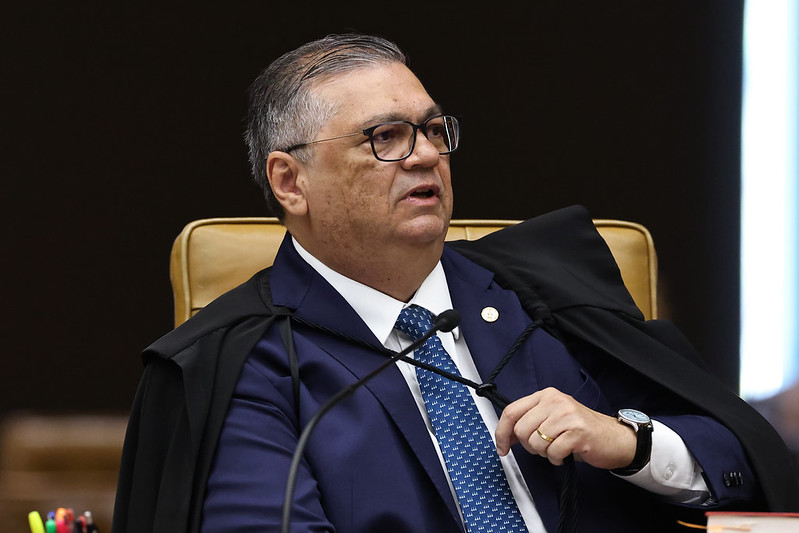 Dino cobra explicação sobre elo entre Master e instituto de Mendonça