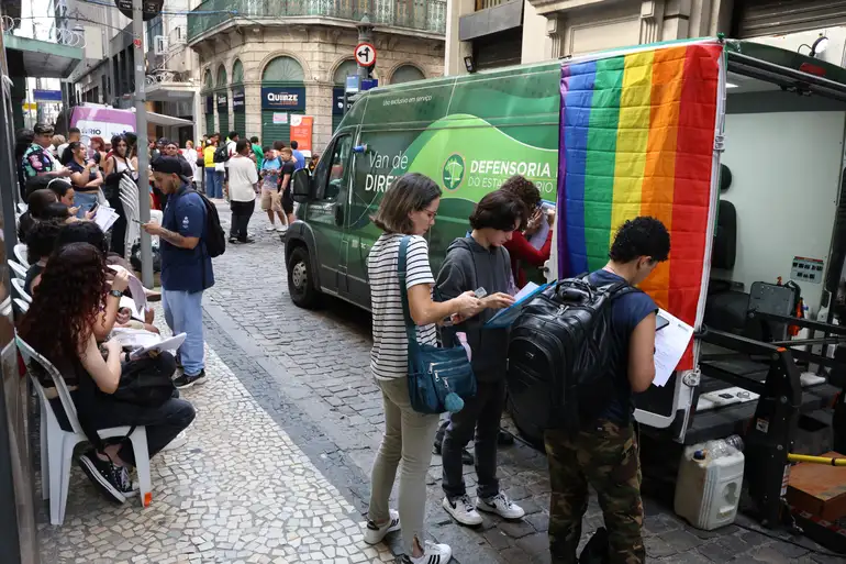 Transexuais e travestis fazem ato no RJ em defesa da democracia