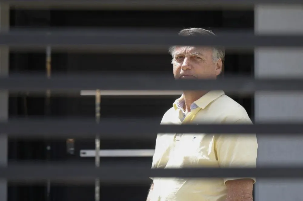 Bolsonaro pede ao STF suspensão da pena de 27 anos