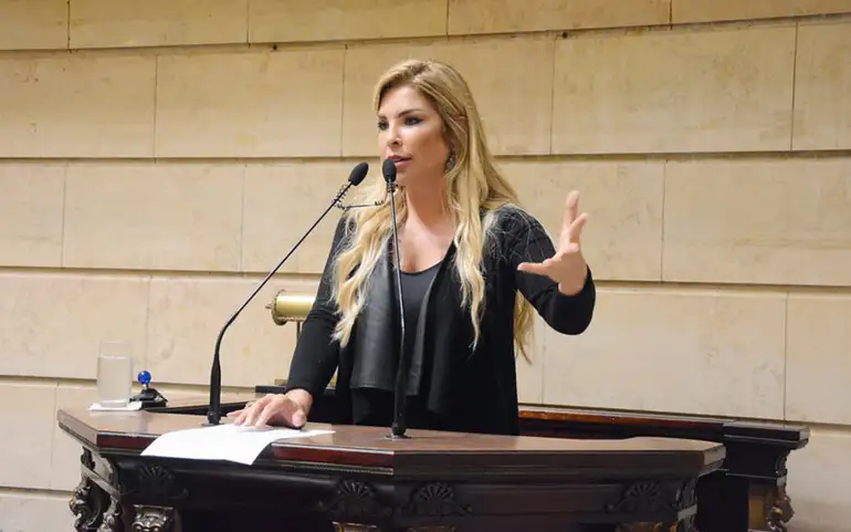 Polícia prende ex-vereadora Veronica Costa, condenada por tortura