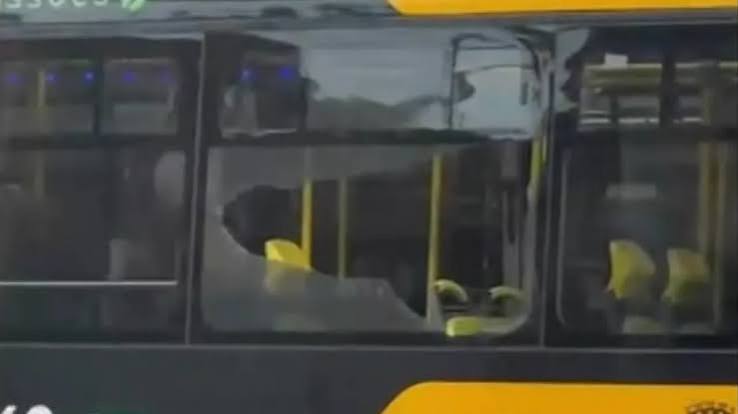 Passageiro de ônibus morre baleado durante ação policial no Rio