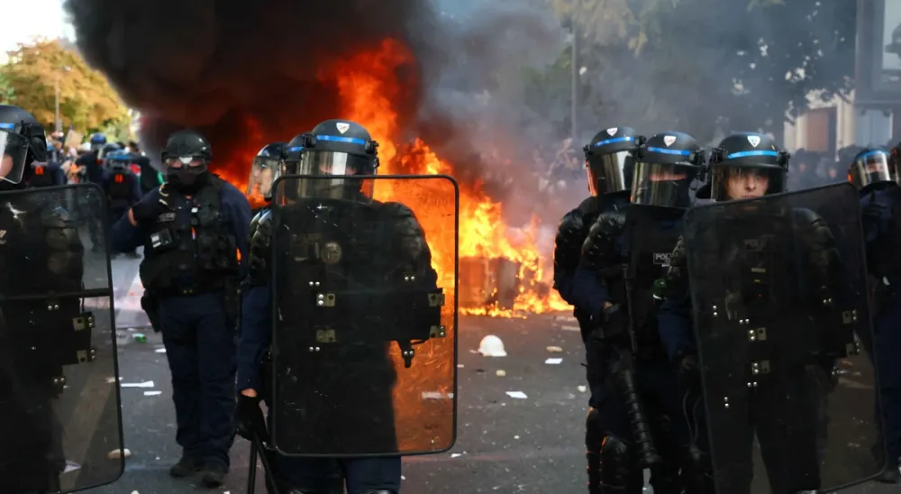 Alunos e professores protestam na França no maior dia de mobilização
