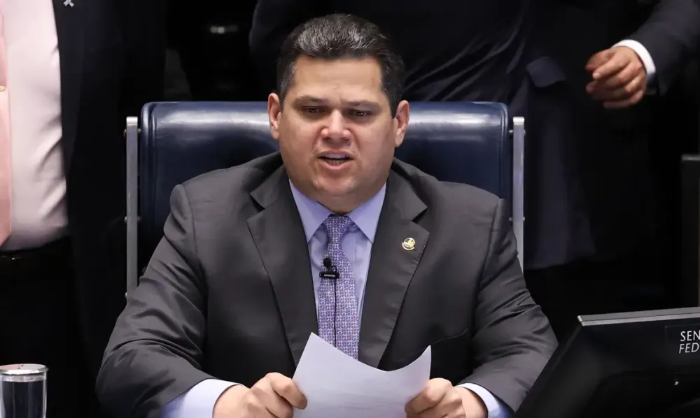 Alcolumbre anuncia sessões para discutir e votar fim da escala 6x1