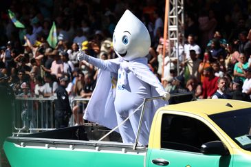 Brasileiros celebram soberania; Curupira e Zé Gotinha desfilaram