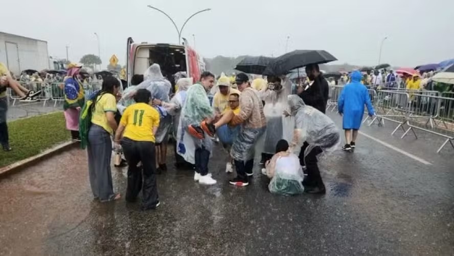 Raio atinge área central de Brasília